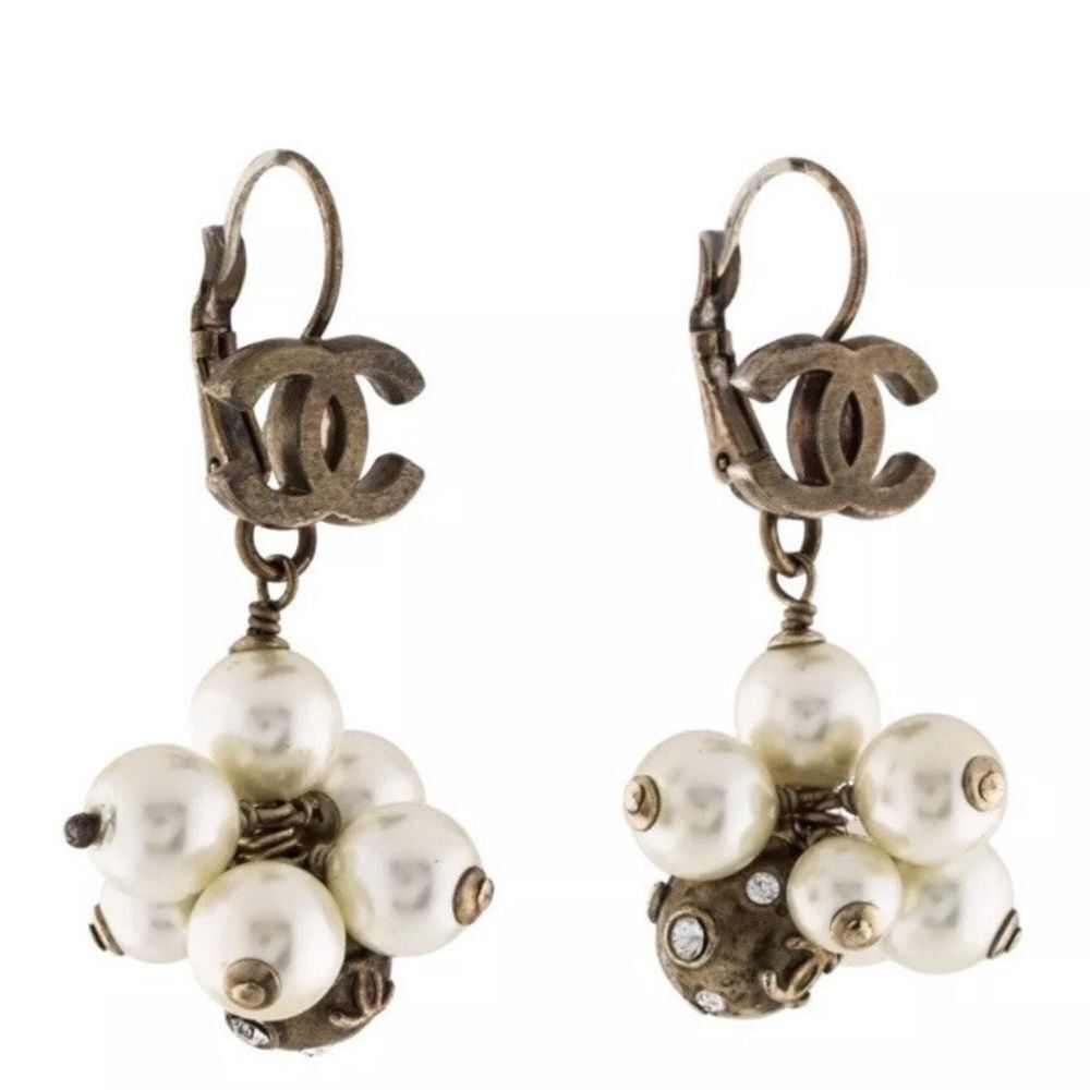 Chanel 04 A Vintage Elegant Pearl Cluster Earrings - Picture 2 of 12